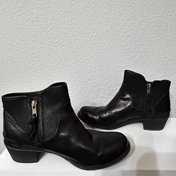 UGG Penelope Ankle Boots Black Suede Leather Size 8 Bootie Sherpa Lined - Picture 5 of 13